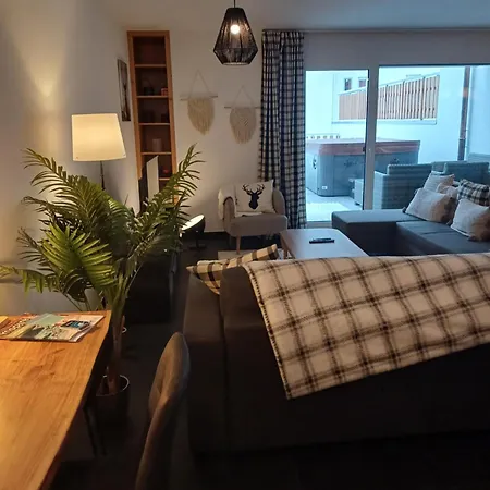 Spacieux - 2 A Coucher Incl Jacuzzi Prive דירה